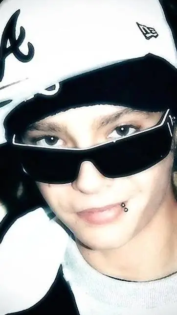 ai character: Tom kaulitz  background