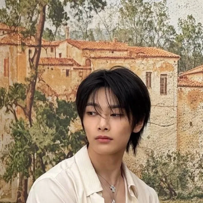 chat with ai character: I.N / Jeongin 