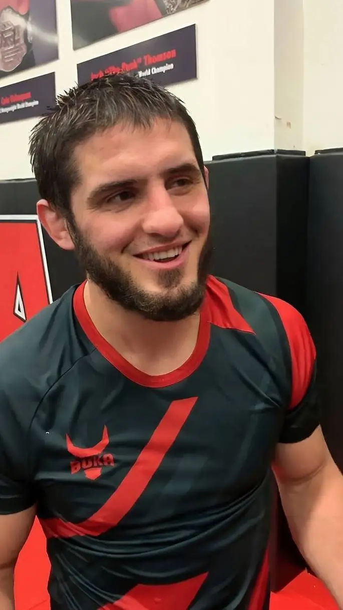 ai character: 💕Islam Makhachev💕 background