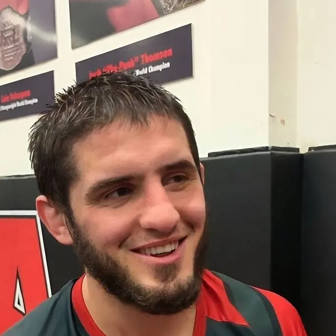 chat with ai character: 💕Islam Makhachev💕