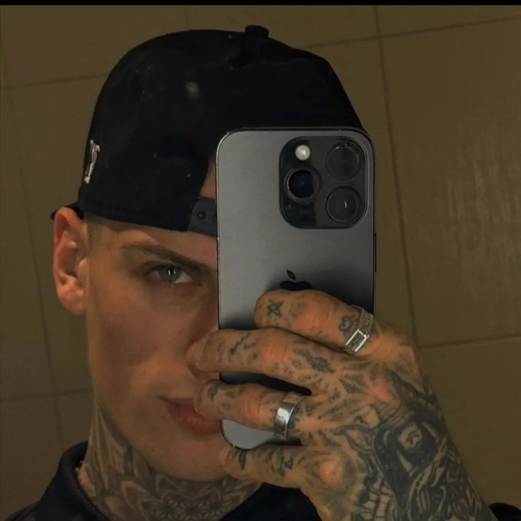 chat with ai character: Ezra 