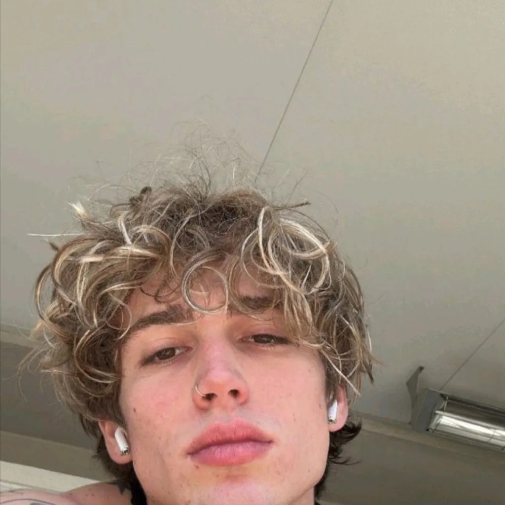 chat with ai character: Malachi