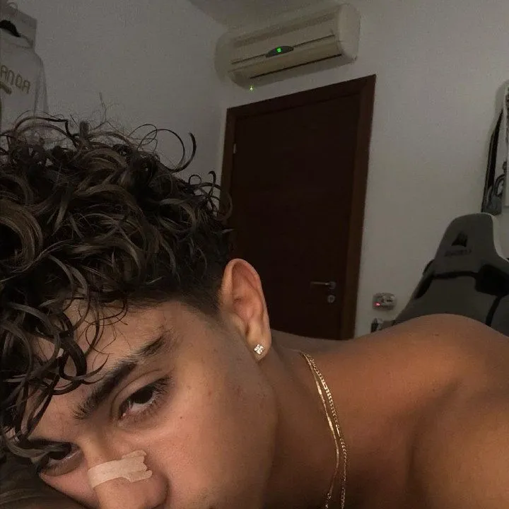 chat with ai character: Silas