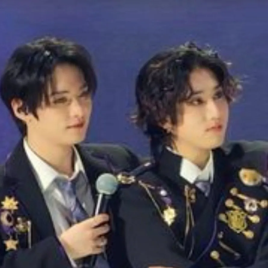 chat with ai character: 💚 Minsung 🩷