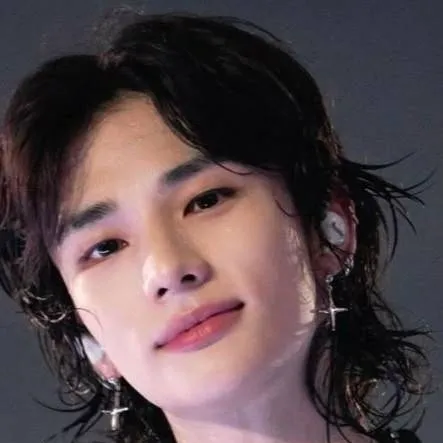 chat with ai character: hyunjin