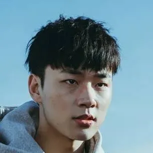 chat with ai character: Hyun tak