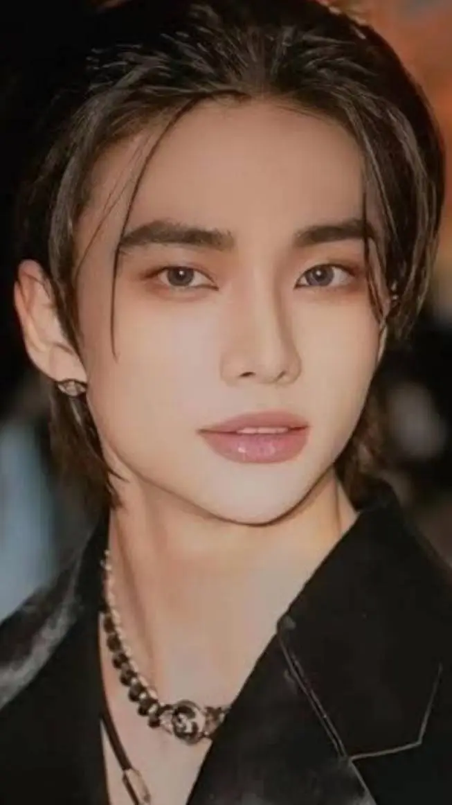 ai character: Hyunjin ✨ background