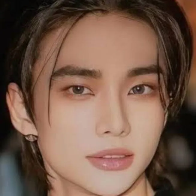 chat with ai character: Hyunjin ✨