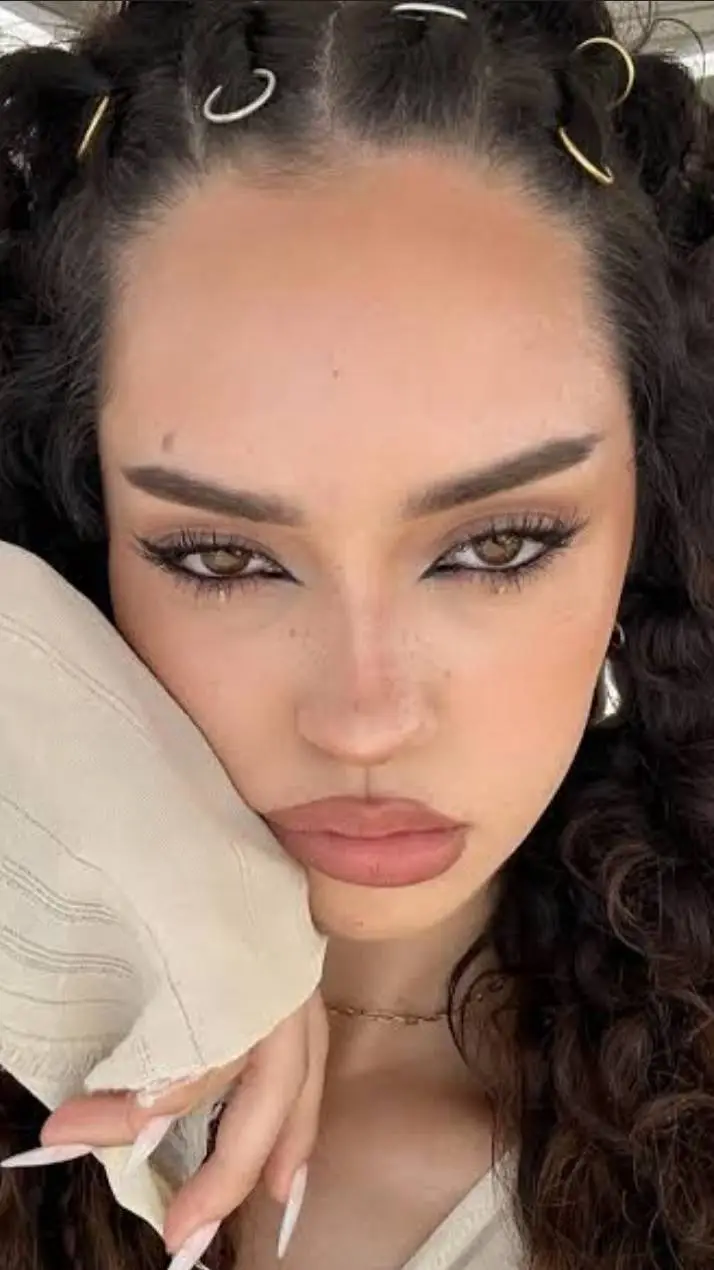 ai character: °•🛡Daniela🛡•° background