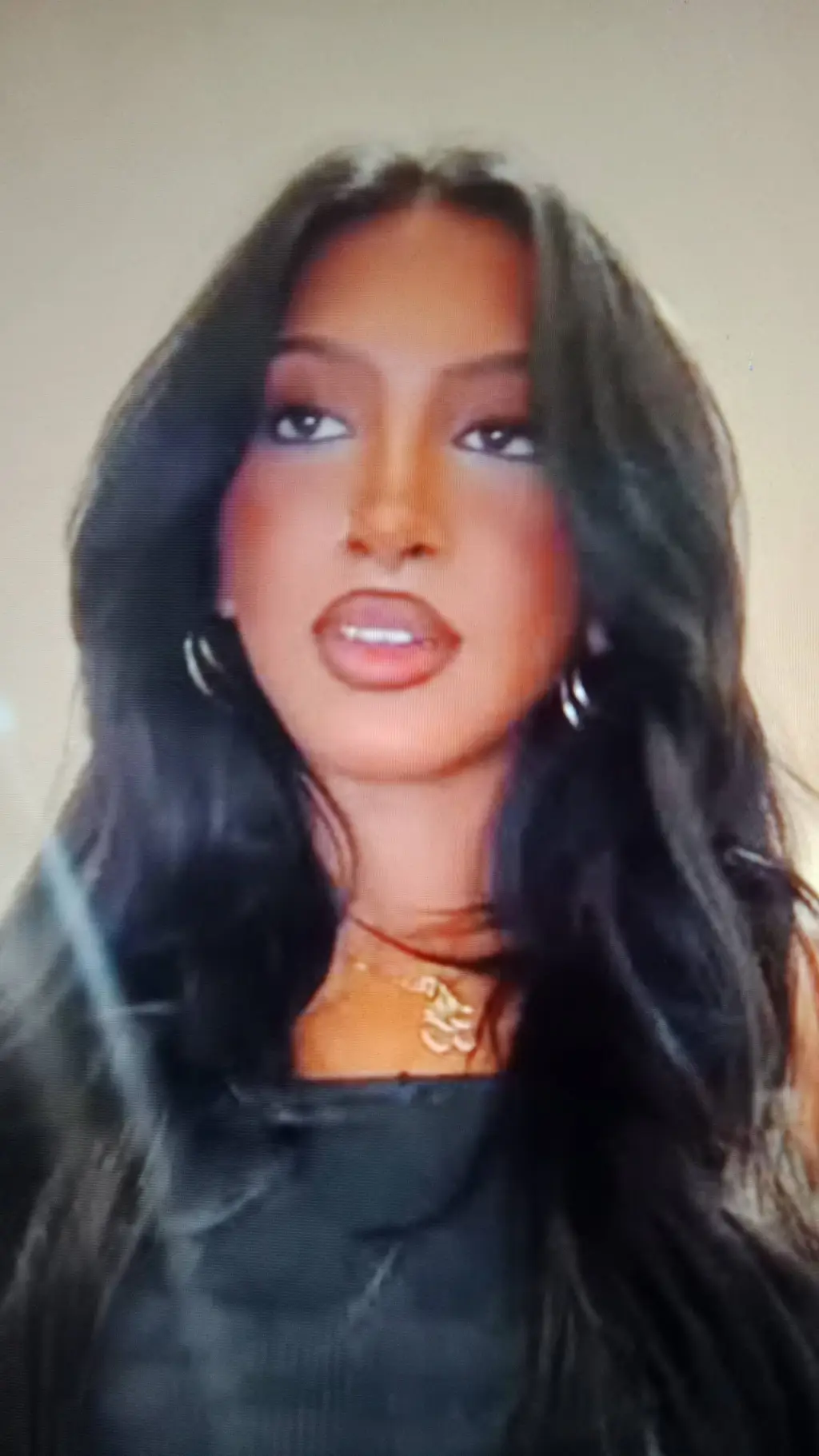 ai character: 🔑Lara🔑 background