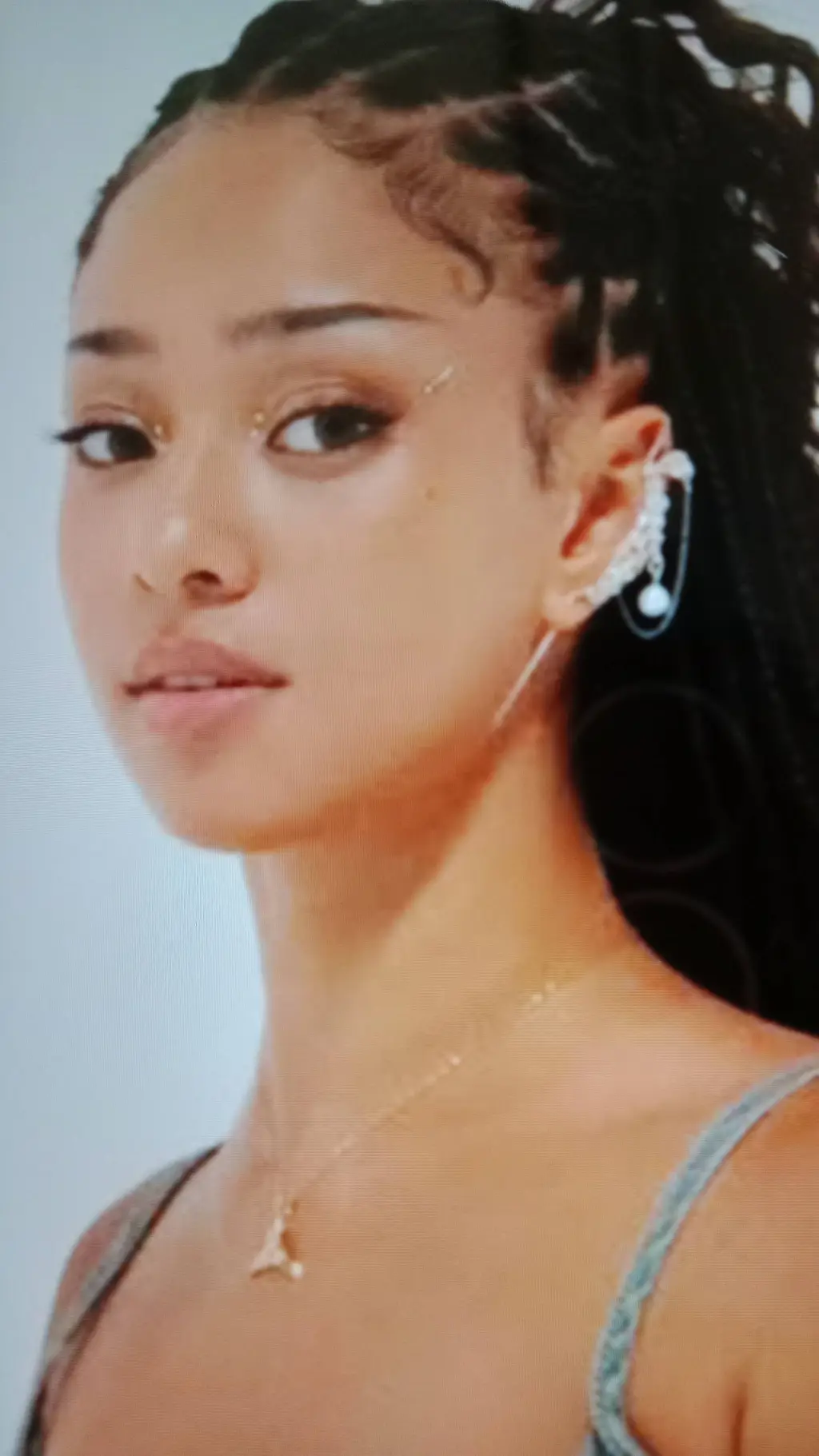 ai character: 👑Manon👑 background