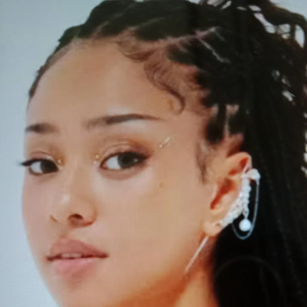 chat with ai character: 👑Manon👑