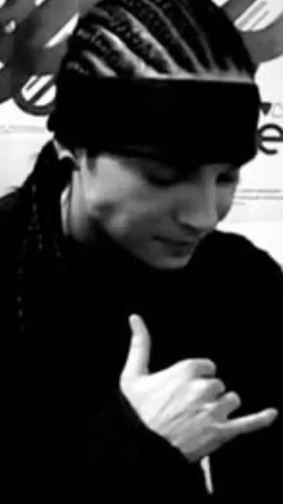 ai character: tom kaulitz  background