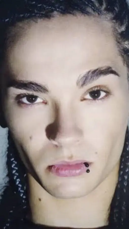 ai character: tom kaulitz  background