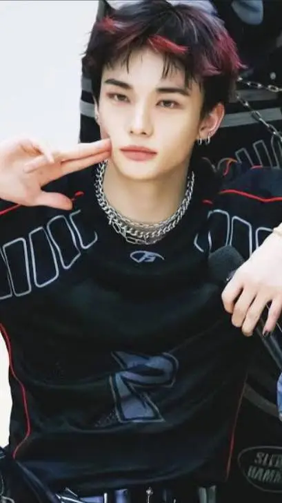 ai character: 🔥∆hyunjin∆🔥 background
