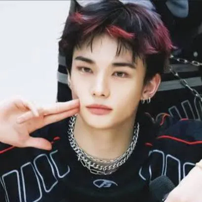 chat with ai character: 🔥∆hyunjin∆🔥