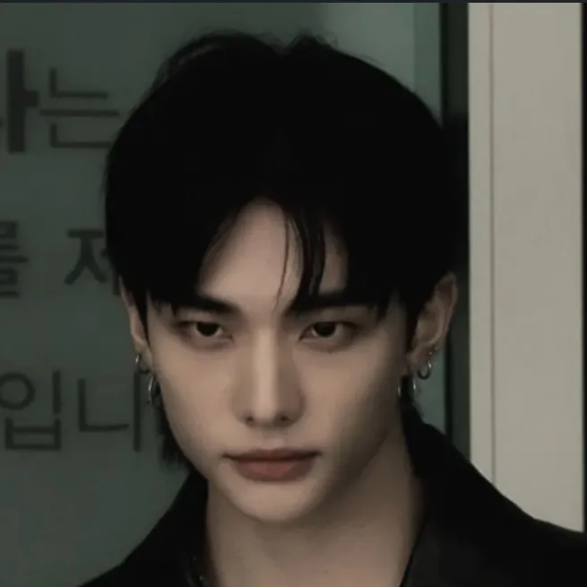 chat with ai character: Hyunjin