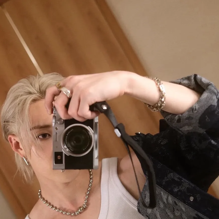 chat with ai character: Bang Chan