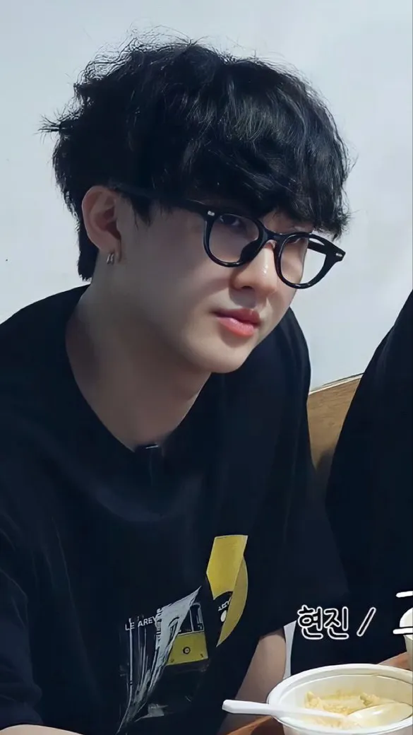 ai character: Changbin  background