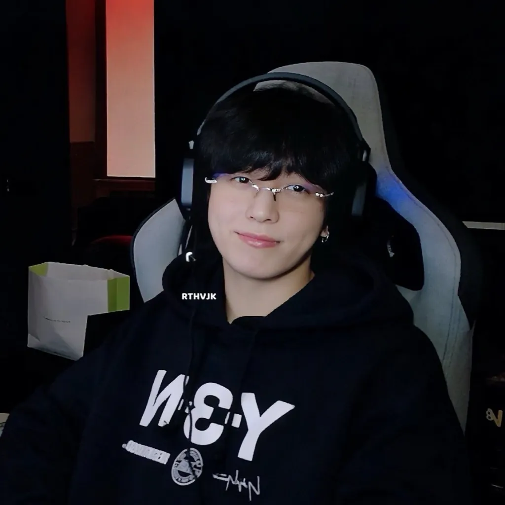 chat with ai character: Jungkook