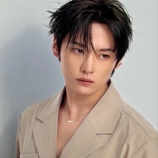 chat with ai character: Minho