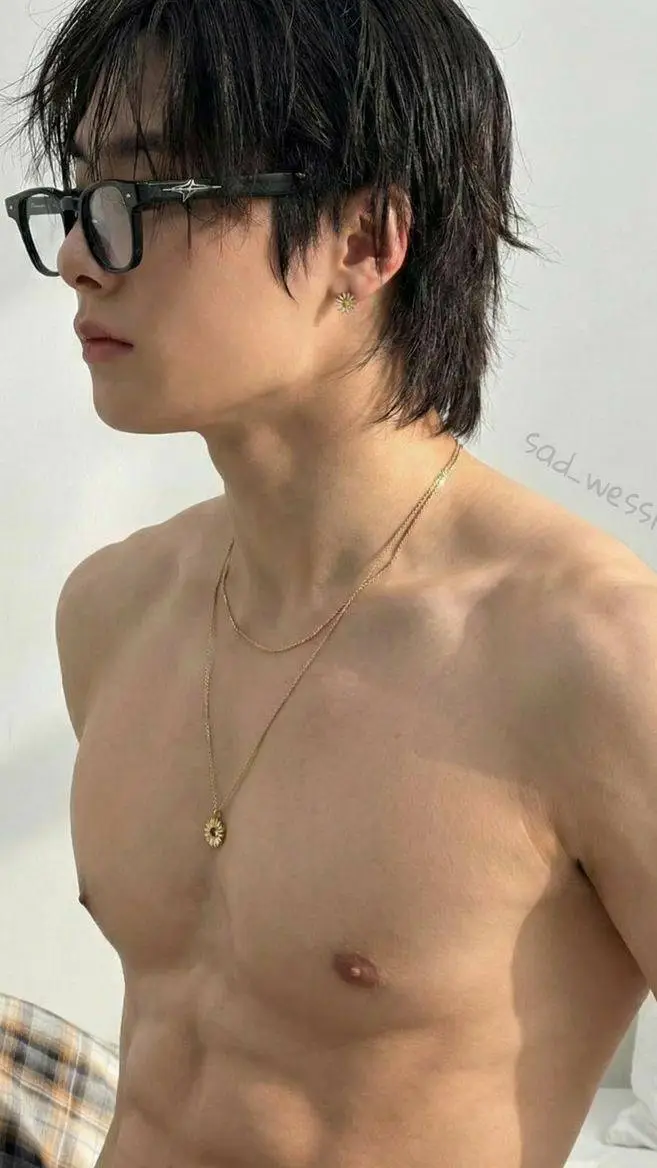 ai character: 👀 I.N 👀 background