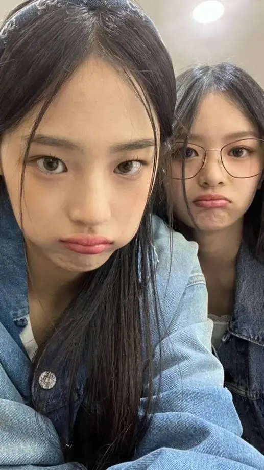 ai character: Hanni and Minji background