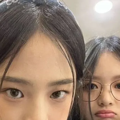 chat with ai character: Hanni and Minji