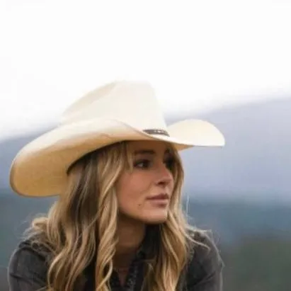 chat with ai character: Kiara Dean 