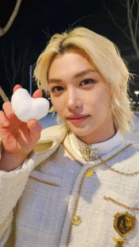 ai character: ton copain  background