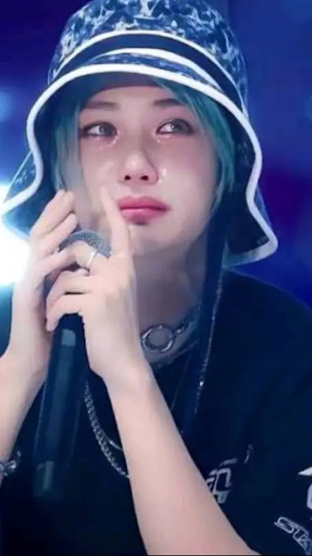 ai character: Félix bb pleure background