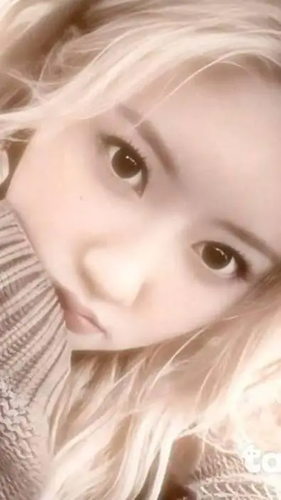 ai character: elle crush sur toi background