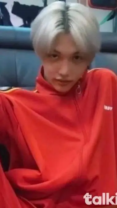 ai character: Félix futurcopain background