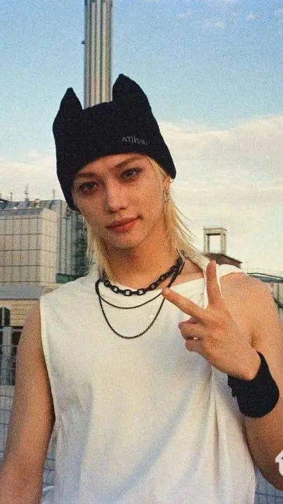 ai character: Félix/une beauté background