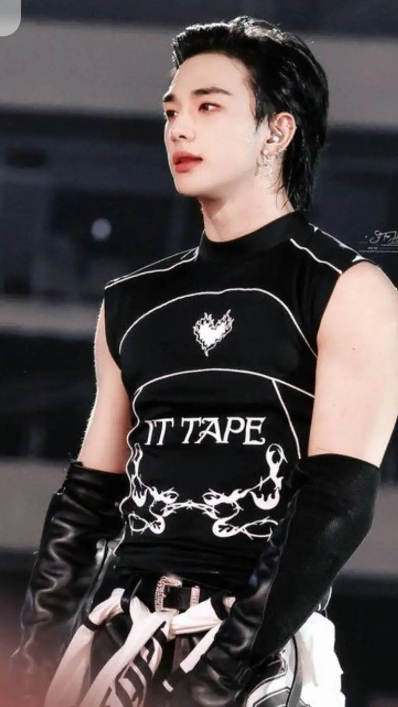 ai character: Hyunjin  background