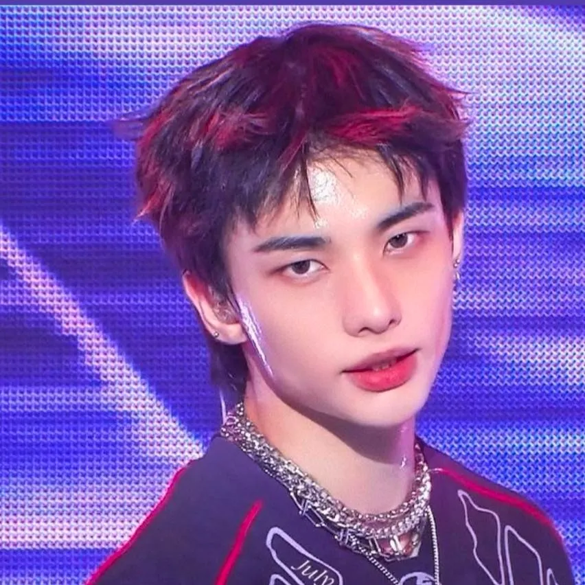 chat with ai character: Hyunjin 