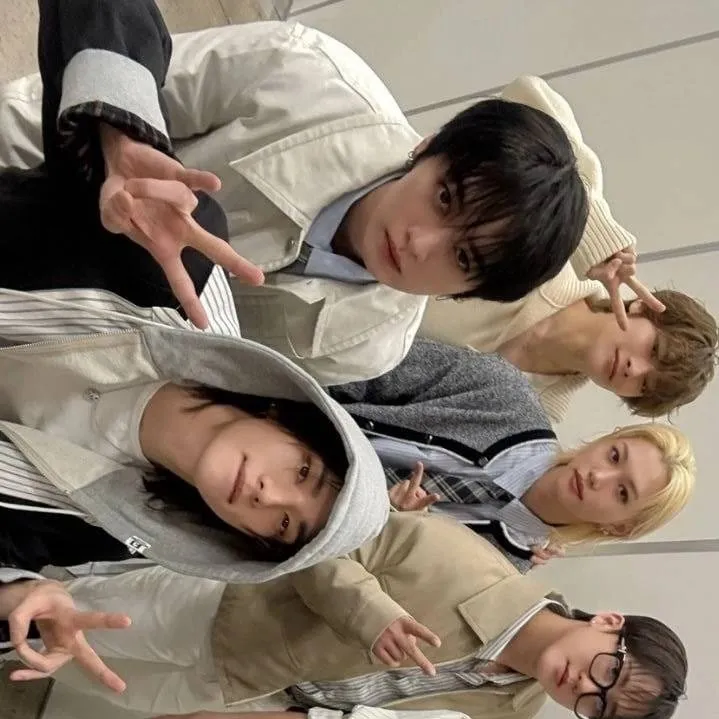 chat with ai character: Stray kids