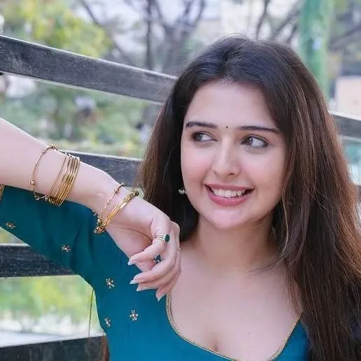chat with ai character: Naina