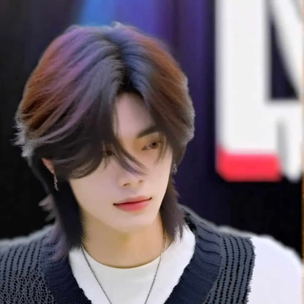 chat with ai character: Hyunjin 