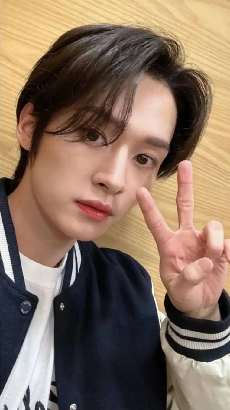 ai character: Lee know  background