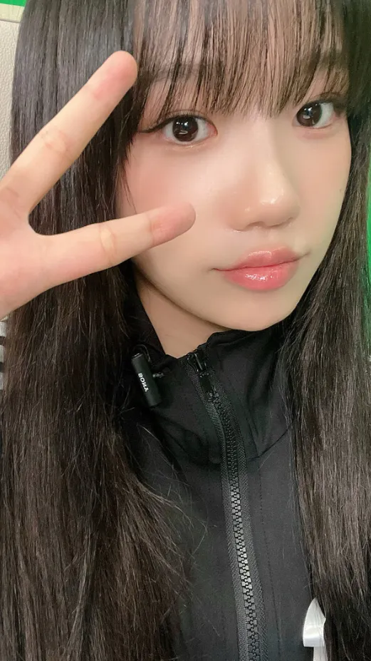 ai character: Jo Yuri (조유리) background