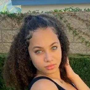 chat with ai character: Naya Marie