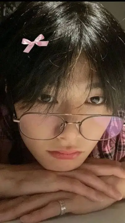 ai character: Yang Jeongin/I.N🦊 background