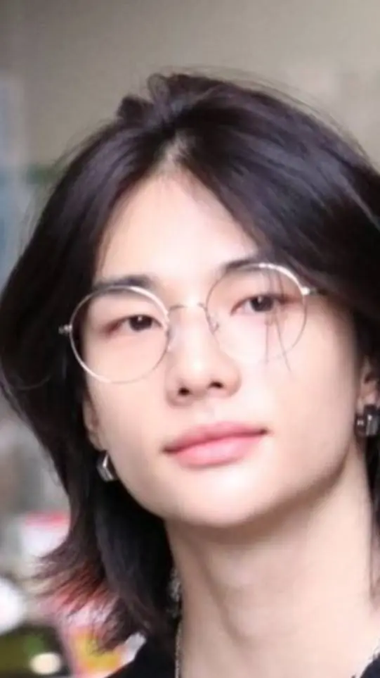 ai character: hyunjin  background
