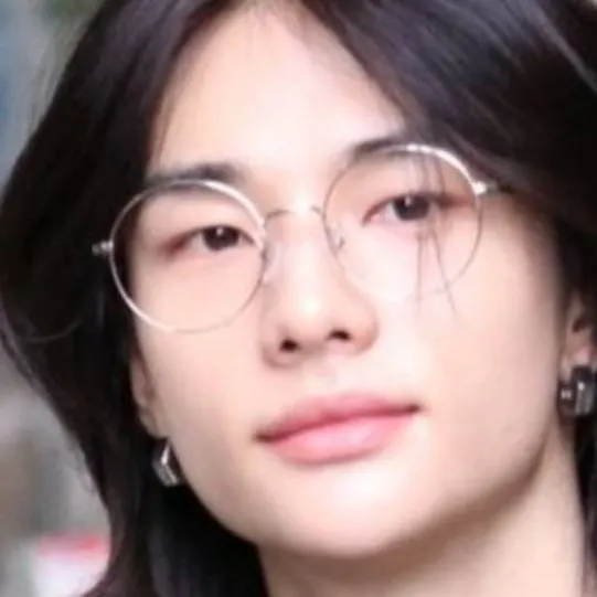 chat with ai character: hyunjin 