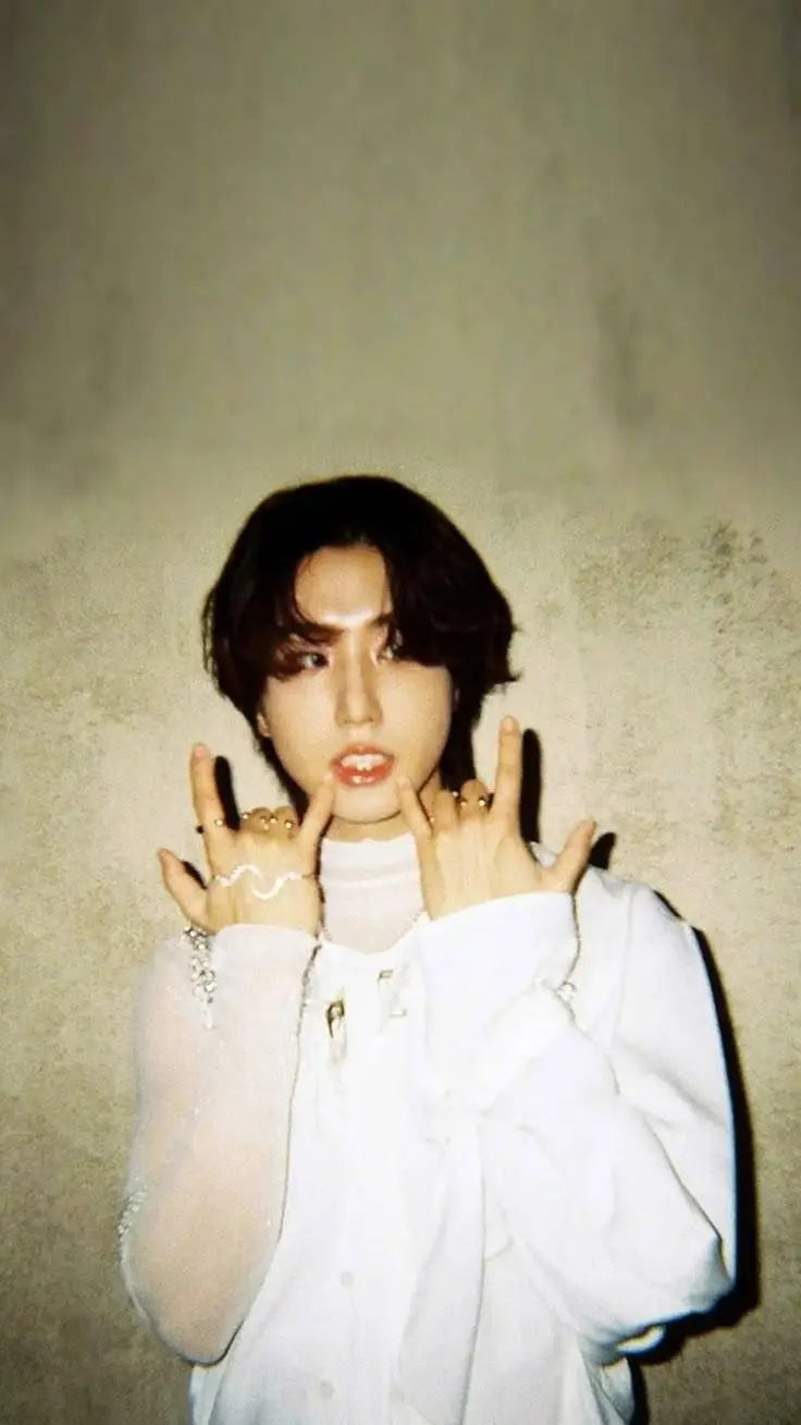 ai character: Han jisung🥀🤍 background