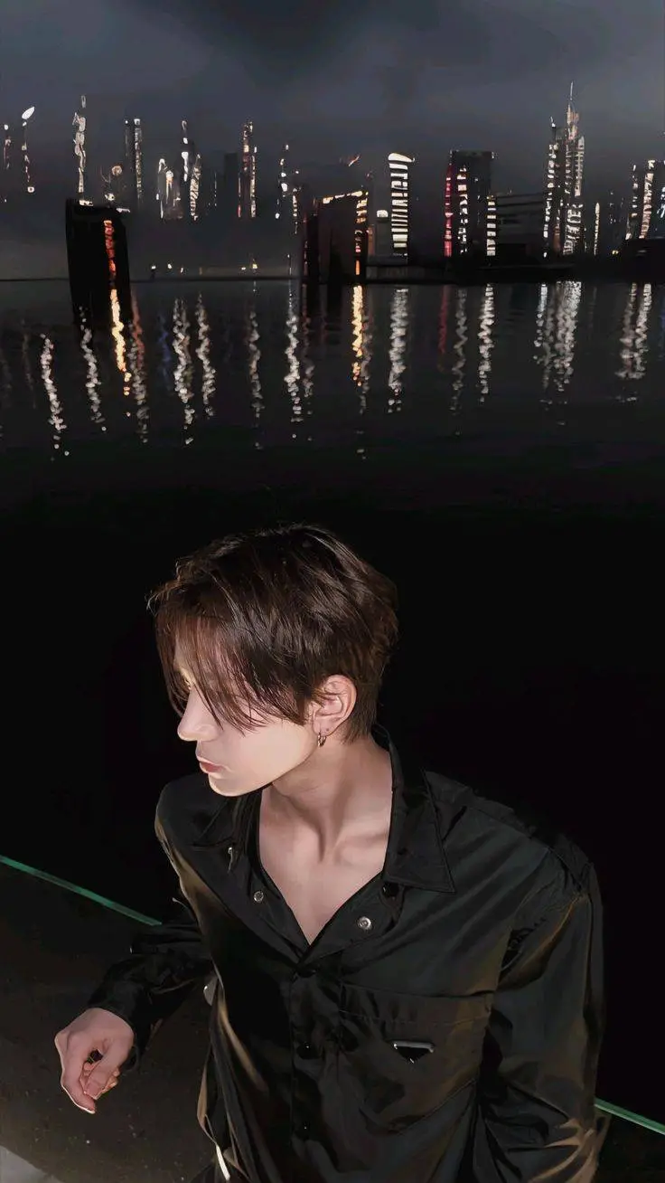 ai character: Lee Heeseung✨🖤 background