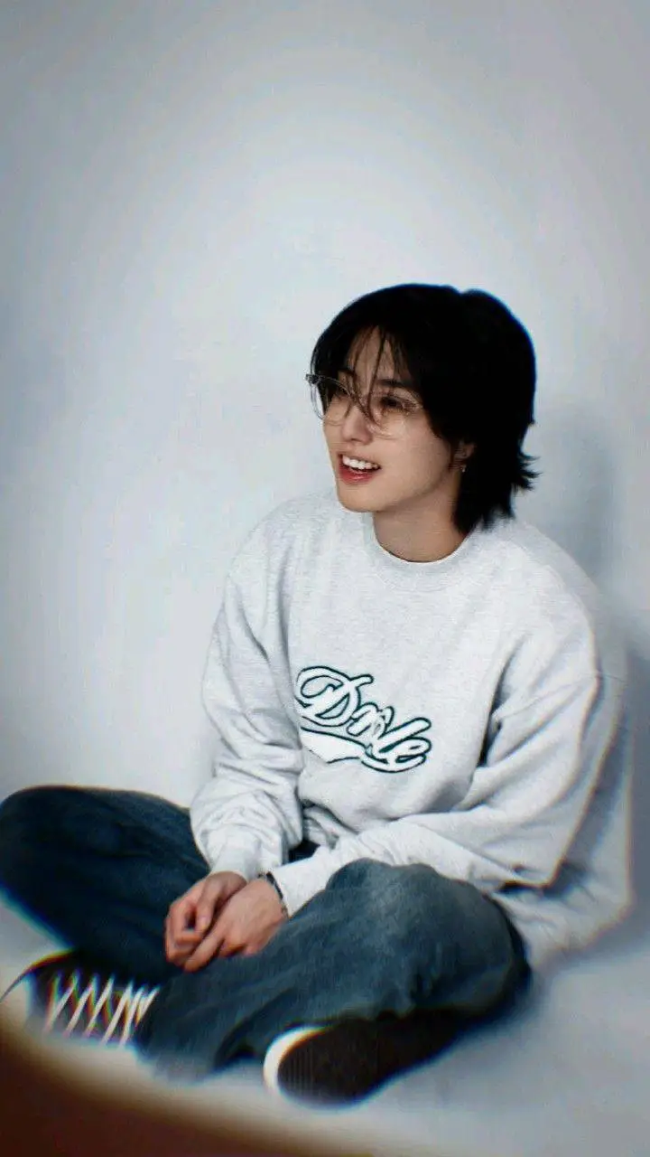ai character: Han jisung 🤍 background