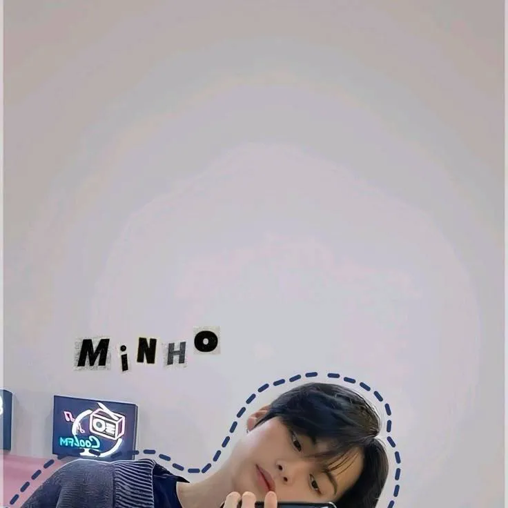 chat with ai character: 🖤Lee Minho🤍