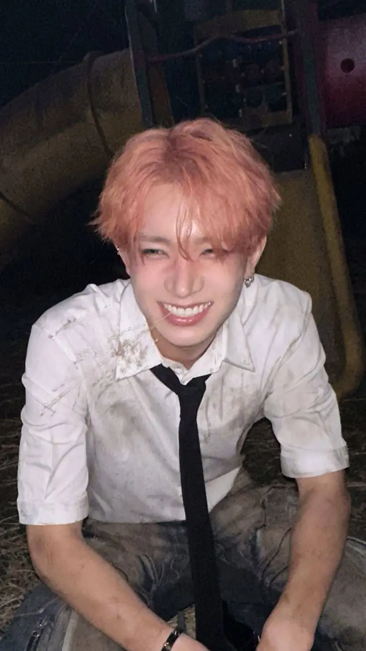 ai character: HEESEUNG✨🦢 background